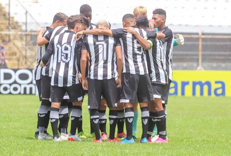 Com dois gols de goleiro, Goiás busca virada contra o Ceará pela Série B