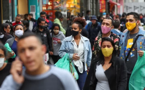 RELAXAMENTO NO PAÍS:  Fiocruz considera prematura retirada de máscaras e passaporte