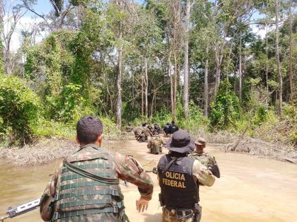 Operação desocupa garimpo e PF acha maquinário enterrado; veja os vídeos