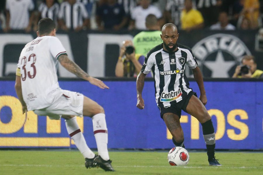 Abel Braga fala sobre incidente em aeroporto no desembarque do Fluminense