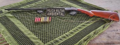 Policiais ambientais apreendem cinco armas de fogo e prendem três