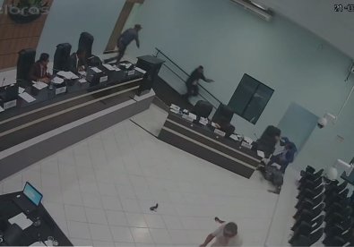 Vereador trocou socos com “colega” antes de sacar arma em plenário; vídeo