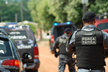 Força Tática prende dupla por tráfico de drogas e porte ilegal de arma