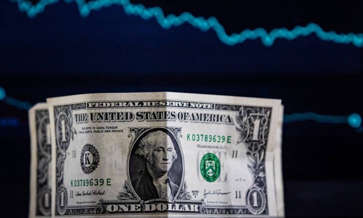 Dólar cai abaixo de R$ 5, petróleo recua e Bolsas europeias disparam