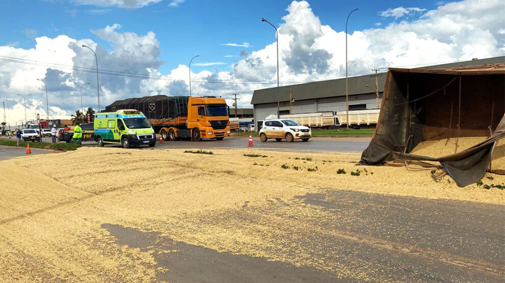 Semirreboque de carreta tomba na BR-163 em Sorriso e carga de soja fica espalhada