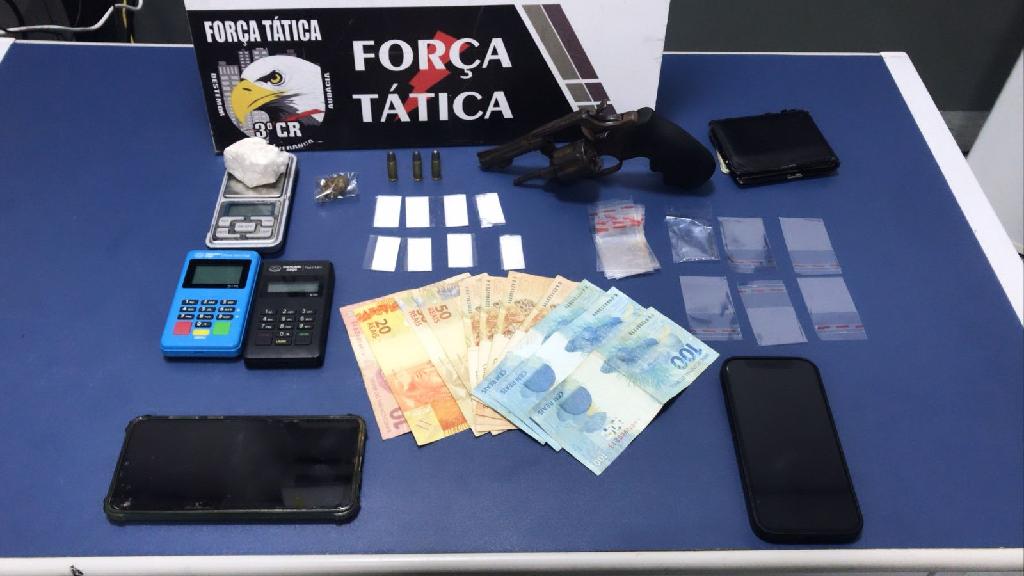 Força Tática prende dupla por tráfico de drogas e porte ilegal de arma