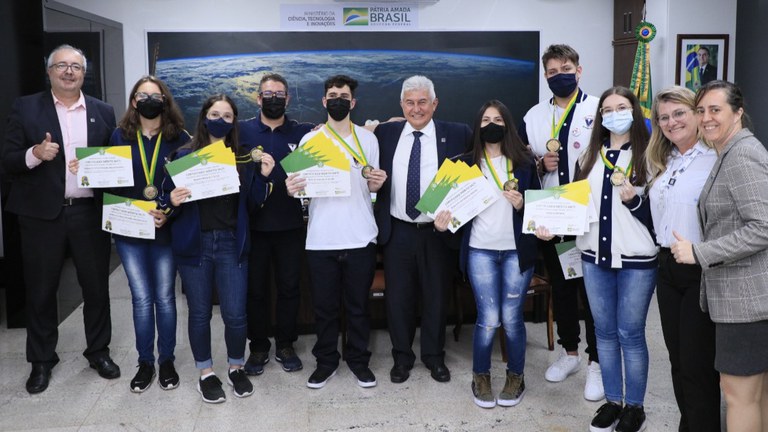 Medalhistas de diferentes Olimpíadas do Conhecimento visitam o MCTI e são premiados