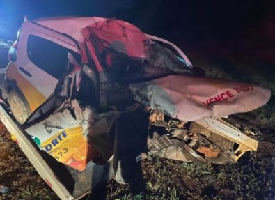 Carro bate na traseira de carreta e motorista fica ferido