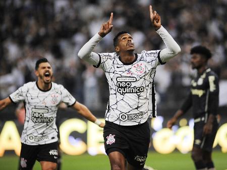 Jô ‘some’ sem avisar; Corinthians aguarda jogador para tomar providências