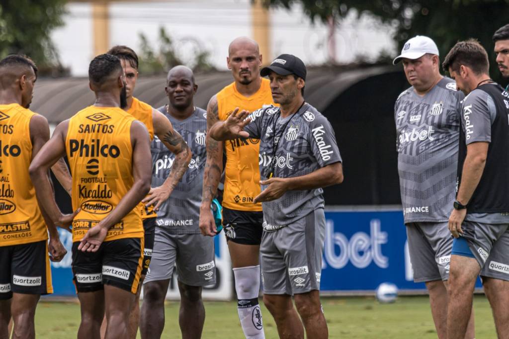 Experiência continental de Bustos pode ser trunfo do Santos na Sul-Americana