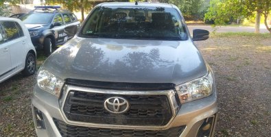 Policiais perseguem bandidos e recuperam Hilux roubada