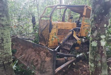 Batalhão Ambiental apreende dois tratores e prende homem por desmatamento ilegal