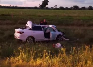 Motorista morre em batida de carro e carreta em rodovia de MT