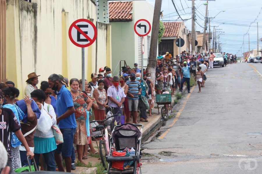 MT: PRATOS VAZIOS:  Fila dos ossinhos e cacique Raoni são temas de escola de samba em SP