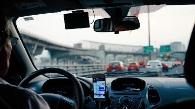 Passageiro vomita em carro e ainda agride motorista de app em Cuiabá