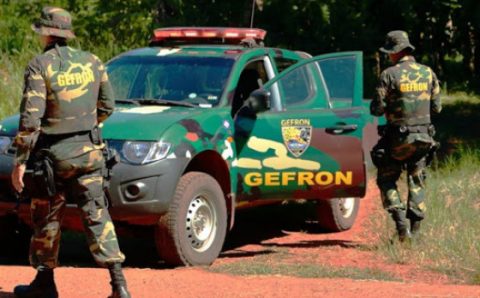 GUERRA AO TRÁFICO:    PM prende “batedor”, mata traficante e apreende droga e armas