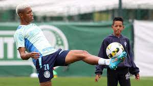 Danilo recebe visita de irmão mais novo em treino do Palmeiras