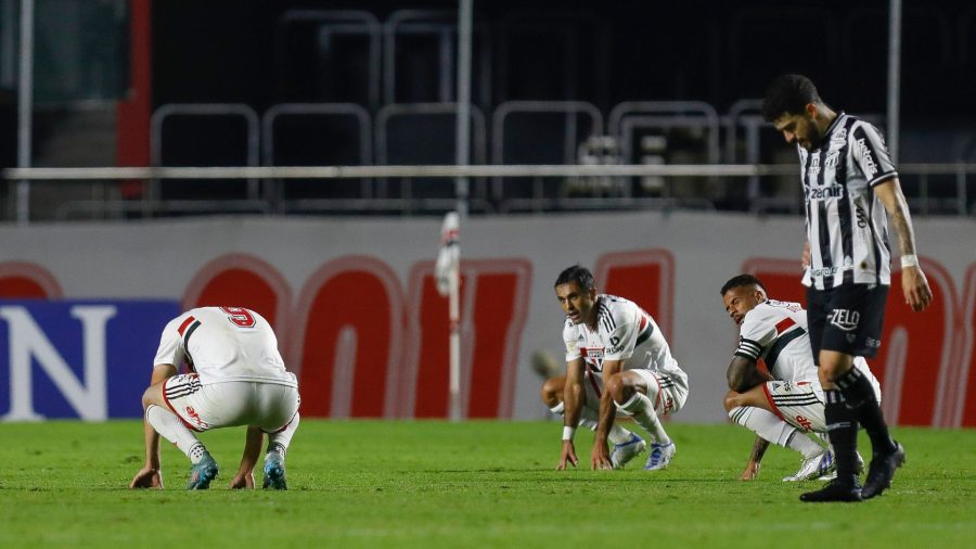 São Paulo reclama de linha traçada pelo VAR no jogo contra o Ceará