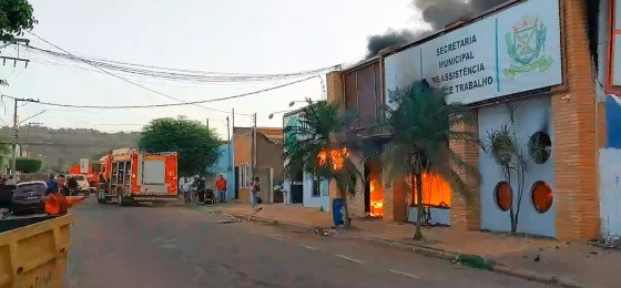 Homem põe fogo em sede de Secretaria de Assistência Social e chamas atingem casas vizinhas