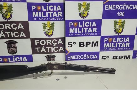 Polícia apreende rifle e prende dupla que fez disparos em residência