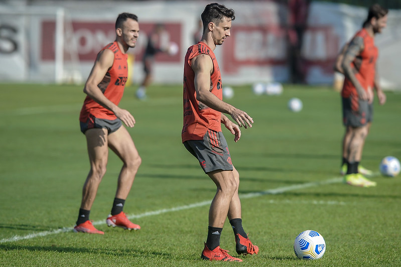 Rodrigo Caio volta a sentir joelho e preocupa o Flamengo