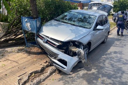 Durante fuga após furto, casal de bandidos atingiu dois carros