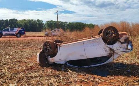 MENTIROSO EM CANA:    Homem bebe, capota o carro do patrão e mente que foi sequestrado