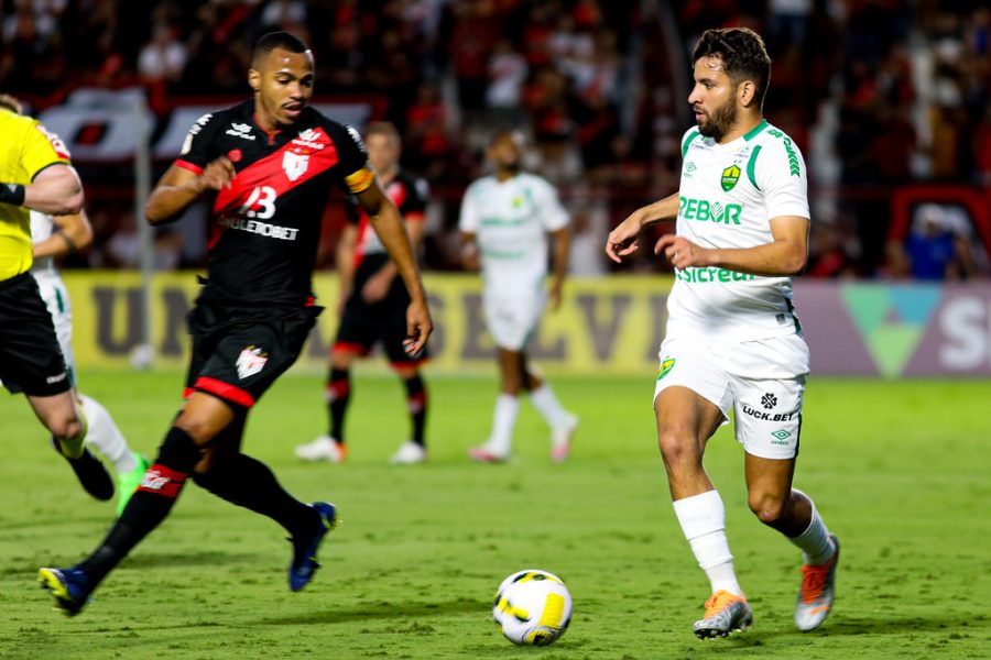 Atlético-GO tem jogador expulso e cede empate para o Cuiabá no Brasileiro