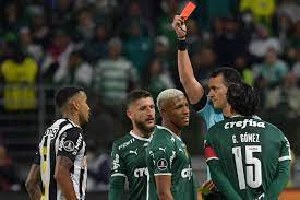 Danilo é suspenso por dois jogos e desfalca Palmeiras na semifinal da Libertadores