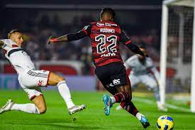 VAR vê toque de mão “natural” de Arrascaeta em gol do Flamengo contra o São Paulo