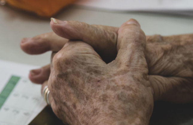 Idosos sofrem com mudanças bruscas de temperatura e cuidados devem ser redobrados