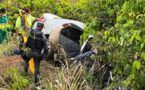 Quatro pessoas ficam feridas após carro sair da pista durante tentativa de ultrapassagem