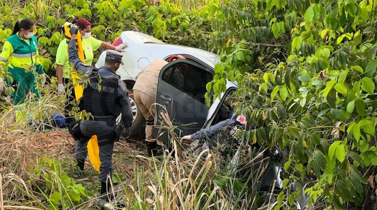 Quatro pessoas ficam feridas após carro sair da pista durante tentativa de ultrapassagem