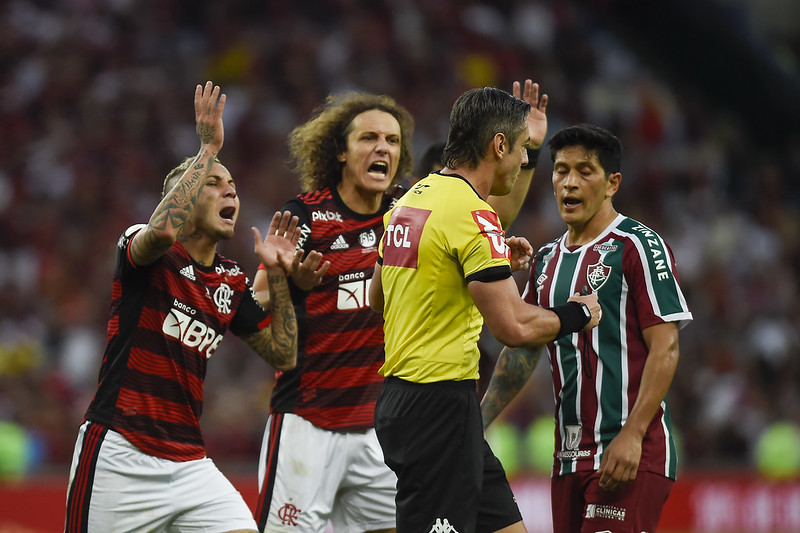 Árbitro da Copa, Raphael Claus erra e dá gol de Nathan para Cano no Fla-Flu