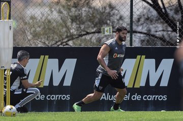 Quarteto do Atlético-MG treina em campo, mas segue como dúvida