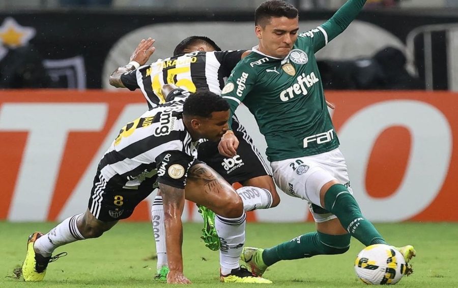 Palmeiras supera desfalques, bate o Atlético-MG e amplia vantagem na liderança do Brasileirão