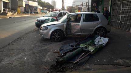 VÍTIMA ABRIA GARAGEM:  Criminosos capotam carro 10 minutos após roubo em VG