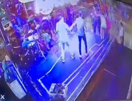 Vídeo – Policial atira em bar após namorada abraçar cantor sertanejo