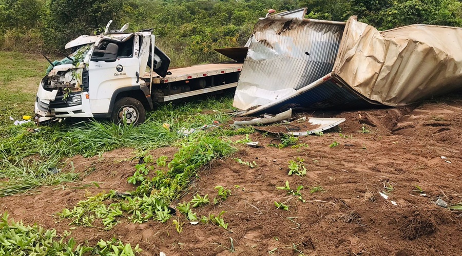 PERIGO NA ESTRADA: Motorista cochila, sai da pista e tomba caminhão na MT-358