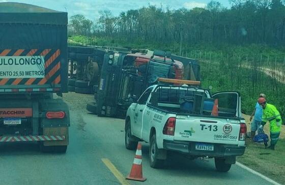 Carreta tomba e interdita BR-163 em Nova Mutum