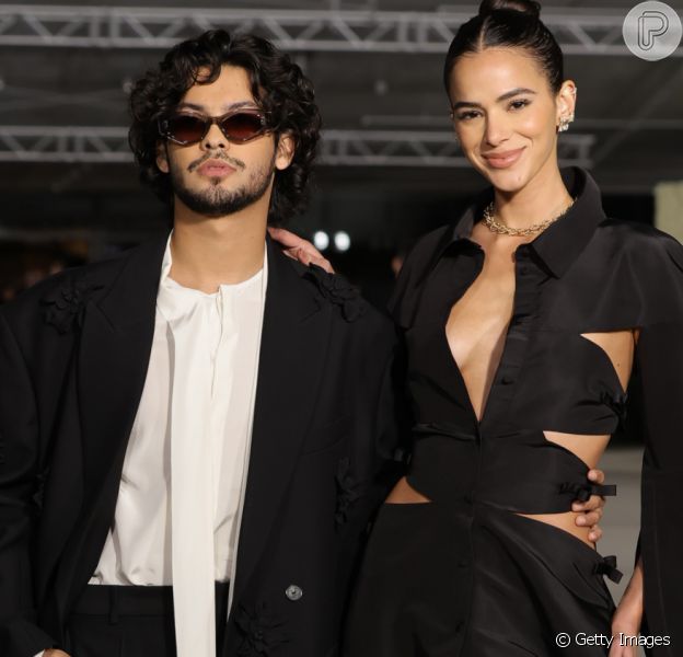 Bruna Marquezine volta a aparecer com Xolo Maridueña e reforça rumores de namoro com ator