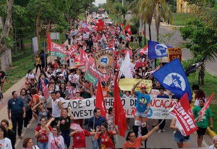 MT:  NA UFMT:   Estudantes realizam ato contra bloqueio de verbas e em apoio à candidatura de Lula