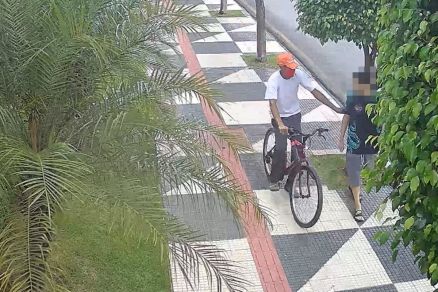 Vídeo mostra rapaz sendo assaltado em área nobre da Capital