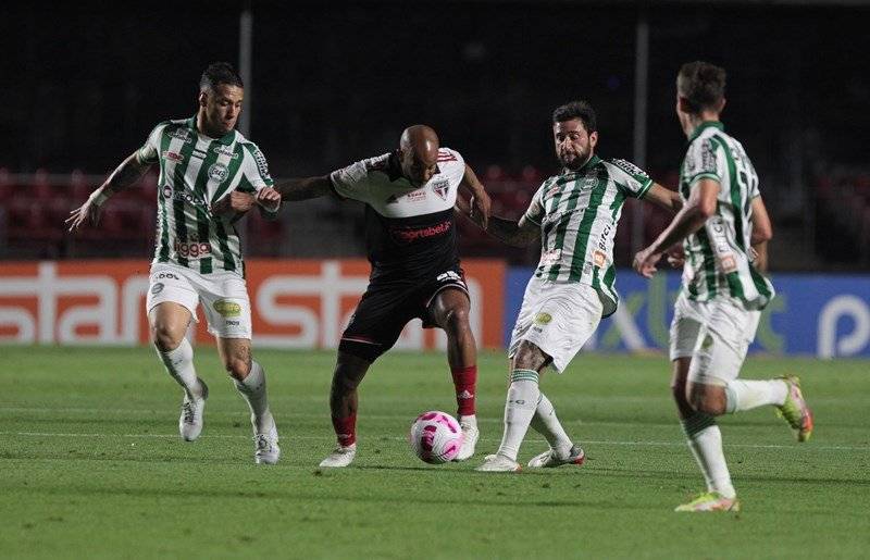 São Paulo quebra tabu de mais de 7 anos ao vencer o Coritiba no Morumbi