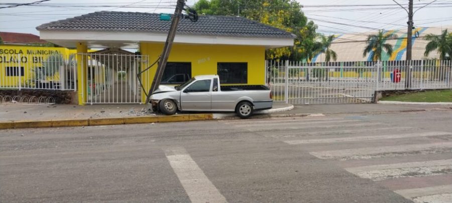 Condutor perde controle e atinge poste em frente a escola em Lucas do Rio Verde