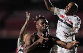 Luan volta a marcar em momento decisivo para o São Paulo, mas minutos em campo ainda são avaliados