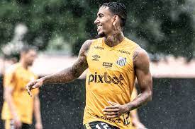 Rwan volta a treinar e vira opção para o Santos no clássico contra o Corinthians