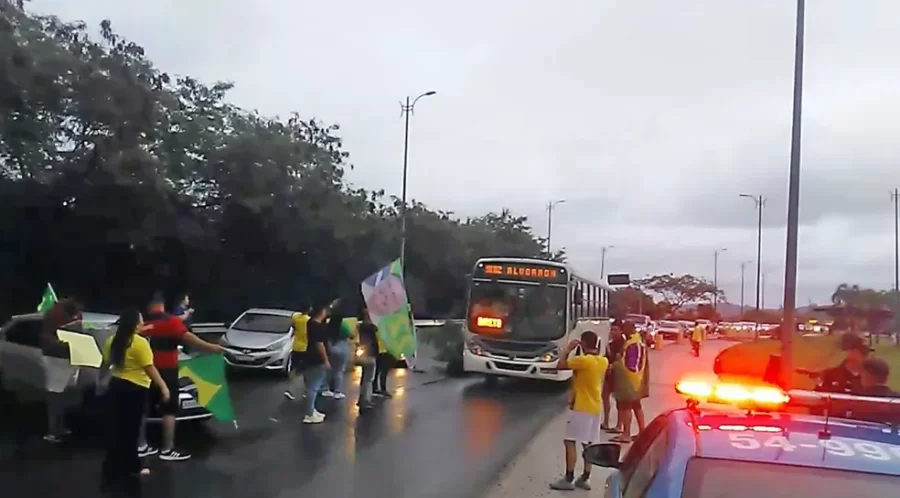 MT:  DEMOCRACIA, NÃO!  DITADURA MILITAR, SIM!:   Bolsonaristas radicais de Mato Grosso não aceitam derrota e pedem golpe militar