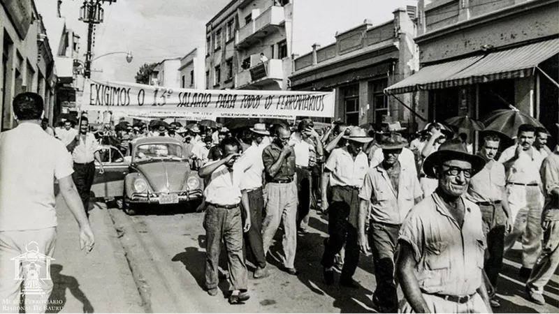 SOB PROTESTOS DO MERCADO E DA CLASSE EMPRESARIAL: Como 13º salário surgiu de greve geral após vitória do Brasil na Copa de 1962