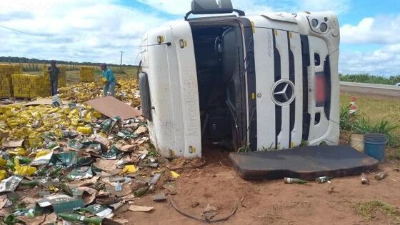 MT:  Caminhão de cerveja tomba na BR-163 e testemunhas tentam saquear carga